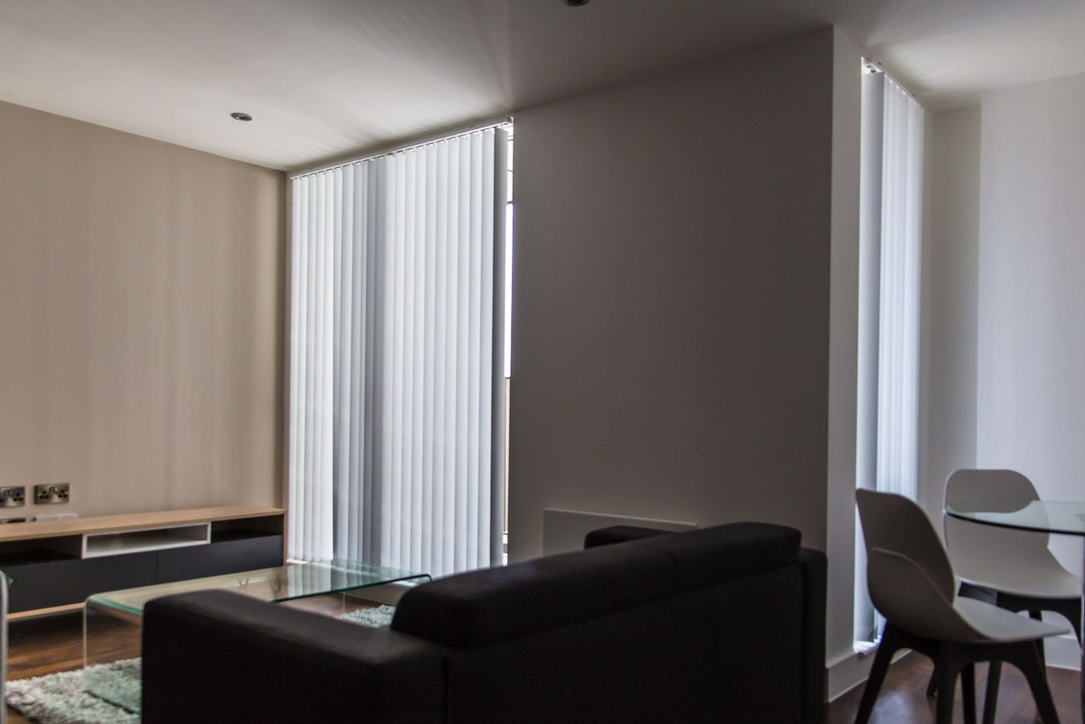 Smart vertical louvre blinds